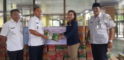 Aetra Serahkan Bantuan Sembako untuk Korban Banjir di Jakarta Timur