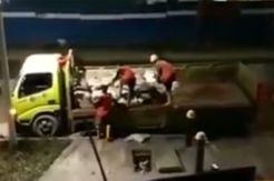 Video Viral Karung Pasir Dibuang ke Gorong-gorong, Begini Faktanya