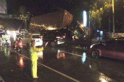 Hindari Penyeberang Jalan, Truk Tronton Ini Lompati Median Jalan