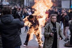 Seorang Pria Bakar Diri di Luar Kantor Presiden Ukraina