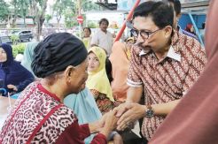 Cak Machfud Beri Santunan ke Lansia, Warga: Cocok Jadi Pengganti Bu Risma