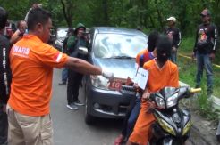 Polisi Gelar Rekonstruksi Kakak Adik Bunuh Anak SD, Keluarga Korban Emosi