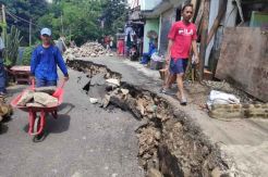 Jalan Ambles Aktivitas Perekonomian Warga Matraman Terganggu