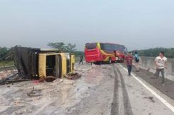 Melaju Searah, Bus Medan Jaya dan Truk Tabrakan di Tol Medan-Tebing Tinggi