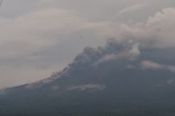 Gunung Semeru Lontarkan Awan Panas Setinggi 3 Km