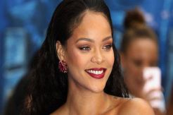Menikmati Kekayaannya, Rihanna Hobi Beli Rumah Mewah dan Investasi Kosmetik