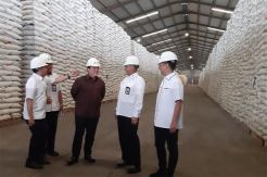 Tinjau Gudang Bulog, Erick Thohir Pastikan Stok Beras Aman
