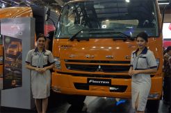 Fighter FN61FL (6x2) dan Truk Fuso Elektrik eCanter Tebar Pesona di JCC