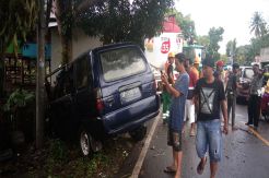 Hindari Truk Tengki BBM di Polewali Mandar, Minibus Tabrak Pohon Dua Tewas