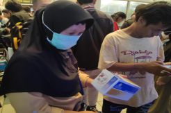 Harga Masker Rp125 Ribu, Warga: Masak Mau Beli Tunjukin KTP Dulu