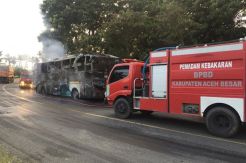 Bus Antar Provinsi Mengangkut 15 Orang Ludes Terbakar di Aceh