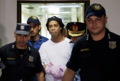 Kasus Paspor Palsu, Pengacara Sebut Ronaldinho Cuma Orang Bodoh