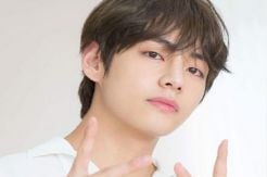 V BTS Setuju Nyanyikan...