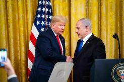 Tangan Terus Gemetar, Trump Diminta Setop Jabat Tangan