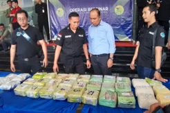 Bea Cukai Amankan Ratusan Ribu Pakaian Bekas Senilai Rp2,6 Miliar