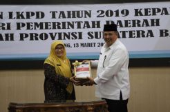 Wali Kota Solok Zul Elfian Serahkan LKPD Tahun 2019