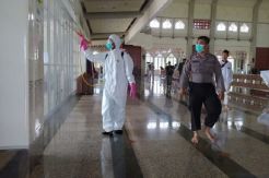 Cegah Corona, Masjid Agung Batam Disemprot Disinfektan