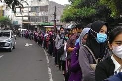 Operasional Dibatasi, Antrean Penumpang Bus Transjakarta Mengular