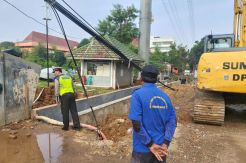 Saluran Air Longsor Sebabkan Tiang Kabel Utilitas Roboh di Jalan Pemuda