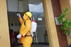 Tim Polda Papua Sisir dan Semprot Disinfektan ke Fasilitas Umum