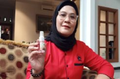 Bakal Calon Bupati Indramayu Nina Agustina Dai Bachtiar Racik Hand Sanitizer