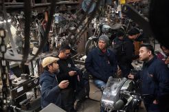 Dua Jagoan Custom Motor Dunia Bekali Ilmu Kuncian ke Tim Suryanation Motorland
