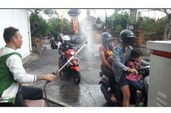 Pelanggan Pasar Badung Disemprot Disinfektan
