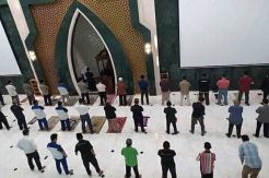 Bagaimana Hukum Salat Berjarak Saat Terjadi Wabah? Ini Pandangan Mazhab Syafii