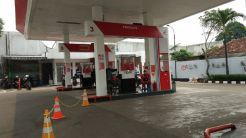 Tetap Bekerja di Tengah Ancaman Corona, Petugas SPBU: Dibawa Enjoy Aja