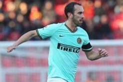 Godin: Pesepak Bola Paling Rentan Terpapar Virus Corona