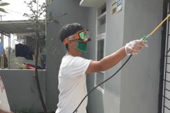 Cegah Penularan Corona, Warga Cahaya Darussalam Semprotkan Disinfektan