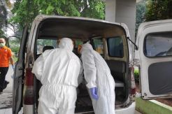 Sopir Tangki Meninggal Mendadak, Petugas Mengevakuasi dengan Alat Pelindung Diri