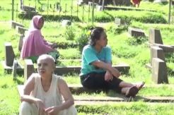 Cegah Corona, Warga Datangi TPU Prumpung untuk Berjemur