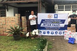 Anggota DPR Ini Berikan Obat dan APD ke Warga Depok dan Bekasi
