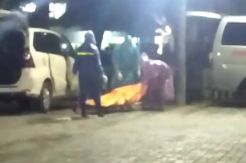 Meninggal Dalam Mobil, Pengemudi Taksi Online Dievakuasi Tim Medis