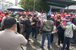 Darurat Corona, Polisi Bubarkan Demo Ratusan Buruh Wanita di Sidoarjo