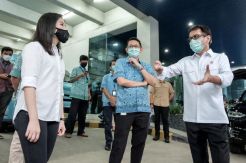 Sambangi Blue Bird, Menparekraf Pastikan Kesiapan Transportasi Tenaga Medis