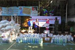 Warga Rawa Badak Plumpang Terima Bantuan Masker dan Paket Sembako