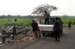 Meninggal Usai Dijenguk Cucu, Warga Enggan Kuburkan Jenazah