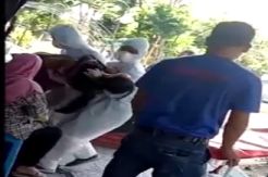 Gegerkan Warga, Wanita Pingsan di Trotoar Ternyata Kelelahan