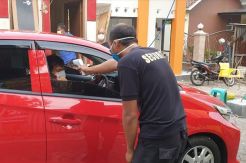 Sekeluarga Jalani Isolasi, Para Tetangga Tergugah Bantu Kebutuhan Logistik