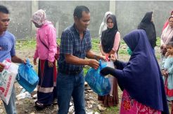 Pandemi Covid-19,  Masyarakat Kurang Mampu di Aceh dapat Sembako