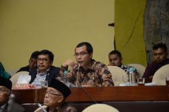 Di Tengah Pandemi COVID-19, DPR Tetap Bahas RUU Ciptaker dengan Pemerintah
