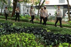 Kabaharkam Ajak Masyarakat Produktif dari Rumah dengan Tanam Sayur di Polybag