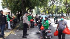 Kurangi Beban Driver Ojol, Polisi di Tanjung Duren Bagi-bagi Sembako