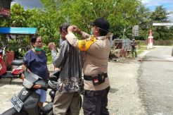 Posko COVID-19 Nimbokrang Papua Bagi Masker dan Semprot Disinfektan