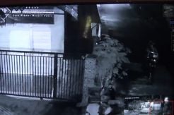 Terekam CCTV, Pengendara Motor Gasak Puluhan Slop Rokok Beserta Etalasenya