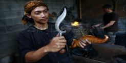 Pandai Tempa Kujang Pamor