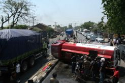 Truk Terguling dijarah Warga