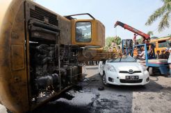 Escavator Terbalik